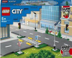 LEGO® City Wegplaten 60304 bouwset; bouwbare speelgoedweg; maak de wegplaten vast aan je stad om deze uit te breiden; met lantaarnpalen, stoplichten, verkeersborden, bomen en planten, verkeersdrempels en een zebrapad (112 onderdelen) — cadeau in Spellen & Speelgoed