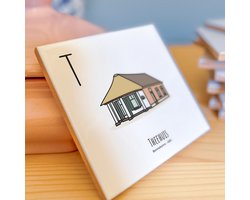 Theehuis - ABC tegeltje Bennekom - Keramiek met Handgetekende Illustratie - Tegeltje met tekst - Wanddecoratie - Woondecoratie - Relatiegeschenk - Souvenir - 10,8 x 10,8 cm — cadeau in Cadeau-ideeën