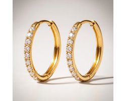 Lundholm Delia Oorringen Dames Goudkleurig met Zirkonia Steentjes 18 mm - Zirkonia Oorbellen - Hoops - Premium Stainless Steel Jewellery Goud Verguld - Hypoallergene Sieraden - Cadeaus voor Vrouwen - Sinterklaas en Kerst Cadeautjes - my Lundholm — cadeau in Sieraden