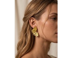 Lundholm Aukje Oorbellen Dames Goud Kleurig - Grote Statement Oorbellen Bloem 6 x 3,3 cm - Bloem Oorbellen - Premium Stainless Steel Jewellery - Hypoallergene Sieraden - Vrouwen Cadeautjes - Kerst Cadeau Vrouw en Vriendin - my Lundholm — cadeau in Sieraden