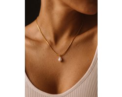 Lundholm Florine Parelketting Dames Goudkleurig - Ketting met Druppel Imitatieparel Hanger 1 cm - Premium Stainless Steel Jewellery Goud Verguld - Hypoallergene Sieraden - Vrouwen Cadeautjes - Kerst Cadeau Vrouw en Vriendin - my Lundholm — cadeau in Sieraden