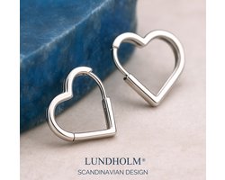 Lundholm Oorbellen Dames Zilverkleurig – Premium Stainless Steel Jewellery – Hartvormige Oorringen (1.7 x 2 cm) – Cadeautip voor Haar Luxe Sieraad Cadeau My – Luxe Geschenkverpakking — cadeau in Sieraden