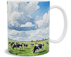 Mok Hollands landschap met grazende koeien en boerderij onder een grote wolkenlucht - Aquarel Series Fries weidelandschap - Cadeau voor natuurliefhebber - Koffiemok met waterverf illustratie voor thuis en op het bureau — cadeau in Koken & Dineren
