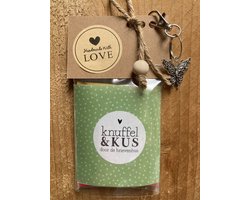 Thee cadeau met de tekst 'knuffel & kus door de brievenbus' en sleutelhanger met bedeltje, 4 verschillende theezakjes, lief kadootje, theekado, Valentijnsdag, geschenkpakket, cadeaupakket, liefde — cadeau in Eten & Drinken