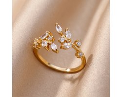 Lundholm Sanna Ring Dames Goudkleurig – Premium Stainless Steel Gold PVD Plated – Verstelbare Ring met Zirkonia Steentjes – Open Ring met Blad Design Ringen Dames – One Size – Scandinavisch Design — cadeau in Sieraden