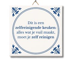 Tegeltje met Tekst van NietMokken® – Dit is een zelfreinigende keuken: alles wat je vuil maakt, moet je zelf reinigen – Grappig Keuken Tegeltje – Cadeau voor kookliefhebber of housewarming – Met premium verpakking, viltje en ansichtkaart – Glossy — cadeau in Wonen & Interieur