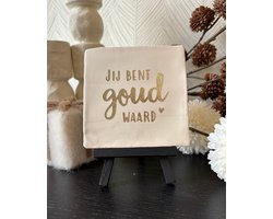 Hartjespost | Tegeltje Jij bent goud waard mat wit, goud | schoencadeautjes sinterklaas | tegeltjes met tekst | spreuktegel | tegeltjeswijsheden | Christmas | Xmas | kerstmis | decoratie kerst | liefde | goud | alles is liefde | 10x10 — cadeau in Wonen & Interieur