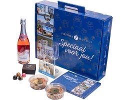 Fletcher Hotels Cadeaubox + Nachtje Weg Cadeaukaart | Giftset - Relatiegeschenk - Origineel Cadeau - Cadeau voor hem - Cadeau voor haar - Kerstpakket - Kerstgeschenk - Kerstcadeau - Cadeau Kerst - Sintcadeau - Cadeau Sinterklaas - Giftbox — cadeau in Kookcadeaus