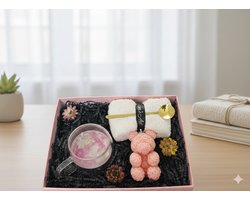 Luxe Cadeau Set voor Haar – Wellness Verwenpakket – Inclusief Beer Kaars, Dubbelwandig Glas met Droogbloemen & Fluffy Sokken – Roze – Valentijn / Verjaardag / Moederdag — cadeau in Cadeau-ideeën