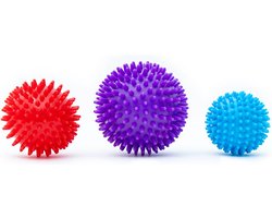 Intirilife massagebal set van 3 fascieballen in paars - rood - blauw puistbal - 9 / 7,5 / 6 cm - egelbal voor zelfmassage massagebal voor rug benen voeten reflexzones stekelige bal — cadeau in Verzorging