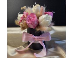 Decoratieve tulpenkaarsen in pot – middelgroot – sojawas – geparfumeerd – pastelkleuren – katoenen lont – cadeauverpakking – Kiki Cadeautjes — cadeau in Wonen & Interieur