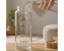 Amazi tafel waterfles van glas - 1000ml - 1 liter - 8 x 25 cm (dxh) - Glazen waterfles - Dop bamboo gravure flower of life - Tafel water Merk:AMAZI met zeef — cadeau in Koken & Dineren