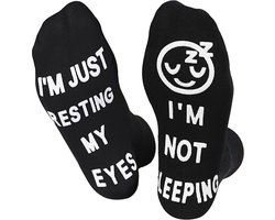 Malinsi® Grappige Sokken - I'm Not Sleeping - Leuke Huissokken AntiSlip Heren en Dames - Gekke Cadeaus Cadeautjes Volwassenen - Funny Socks - Vrolijke Slofsokken Zwart met Tekst - Cadeau voor Mannen & Vrouwen - Moeder Kados - Vaderdag Geschenk — cadeau in Mode & Accessoires