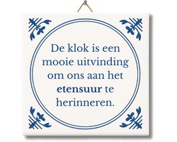 Tegeltje met Tekst van NietMokken® – De klok is een mooie uitvinding om ons aan het etensuur te herinneren – Grappig Keuken Tegeltje – Cadeau voor kookliefhebber of foodie – Met ophanghaakje, premium verpakking, gratis viltje en ansichtkaart – Glossy — cadeau in Kookcadeaus